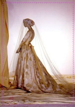 abito da sposa ysl sfilata|Abiti da sposa di Yves Saint Laurent. Retrospettiva illustrata.